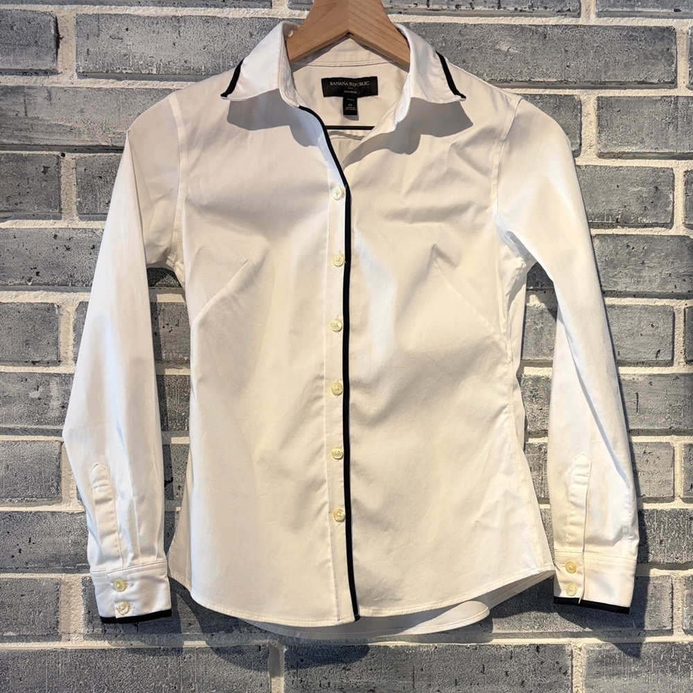 Banana Republic White Shirt with Black Accents - Petite Size 0P